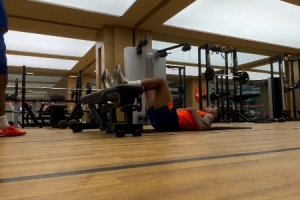 努力训练克雷桑更新社媒，分享在健身房训练的视频