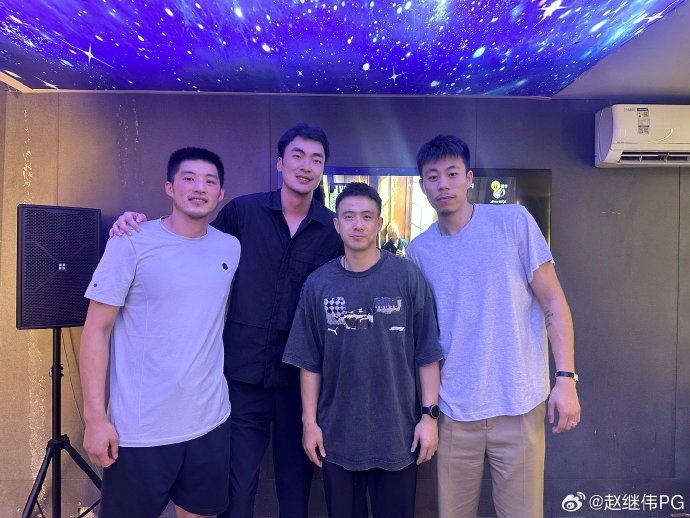 华体会app下载-赵继伟分享与队友合影：珍视当下，共祝健康顺遂