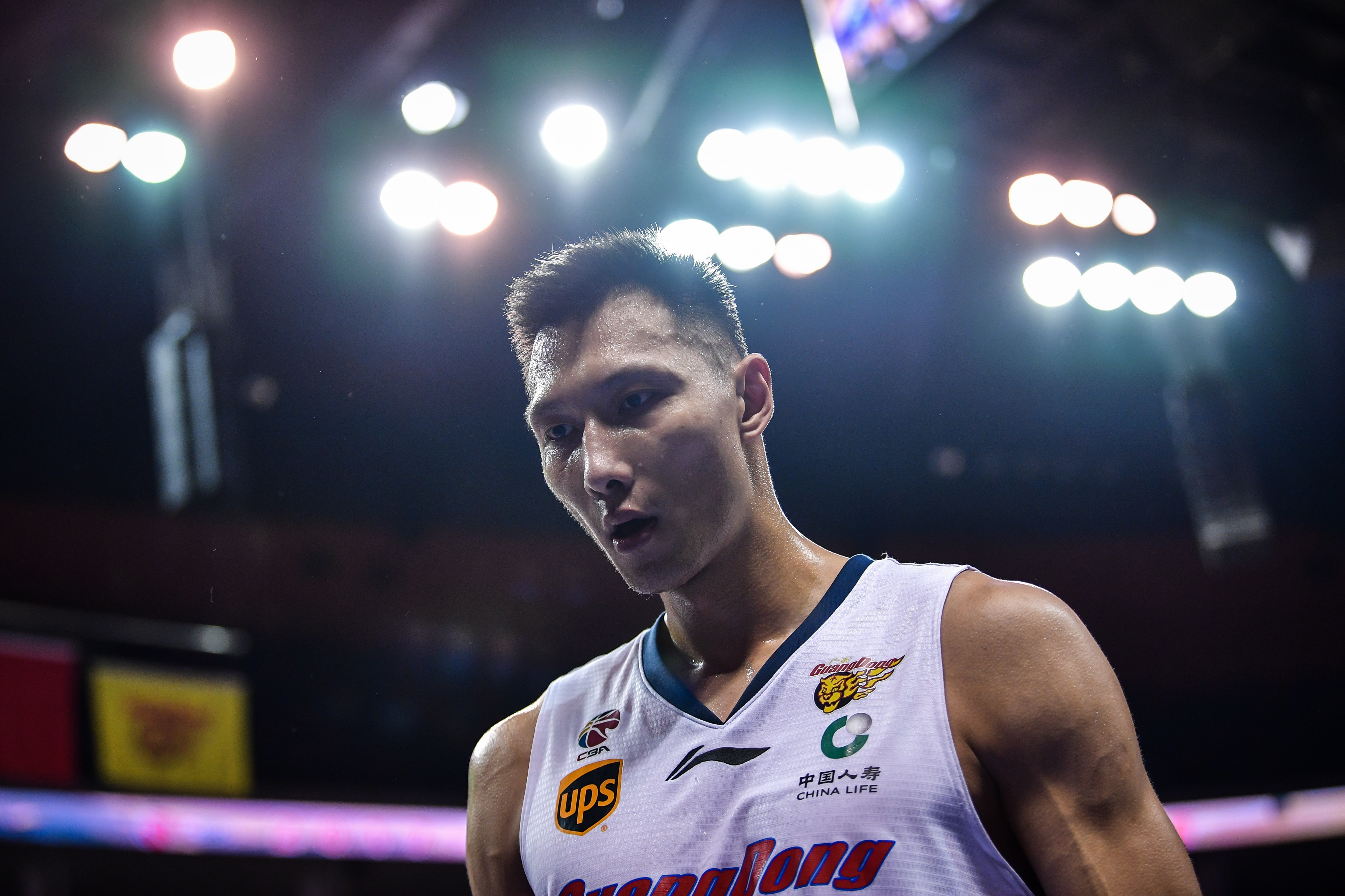 华体会官网-两年前此日，易建联通过社交媒体宣告退役，终结二十一载篮球征程