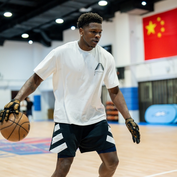 华体会官网-爱德华兹晒多张照片&amp;和五星红旗合照：以爱为名！